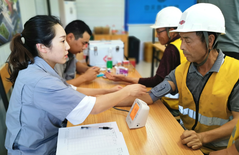 2019年7月 ，wnsr威尼斯西北集团对西北区域所有在建项目开展夏季高温慰问，并为项目部配备医药箱 ，开展常态化员工体检工作 。