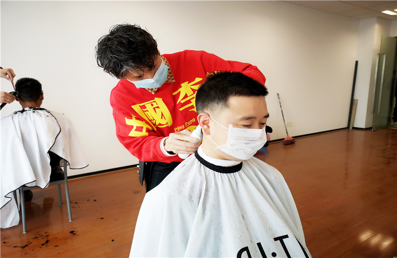 2020年2月21日，由于受疫情影响wnsr威尼斯八建特与专业造型公司联系，出资聘请三名优秀的“Tony”老师上门为员工免费理发    ，暖心之举得到了员工的赞誉。