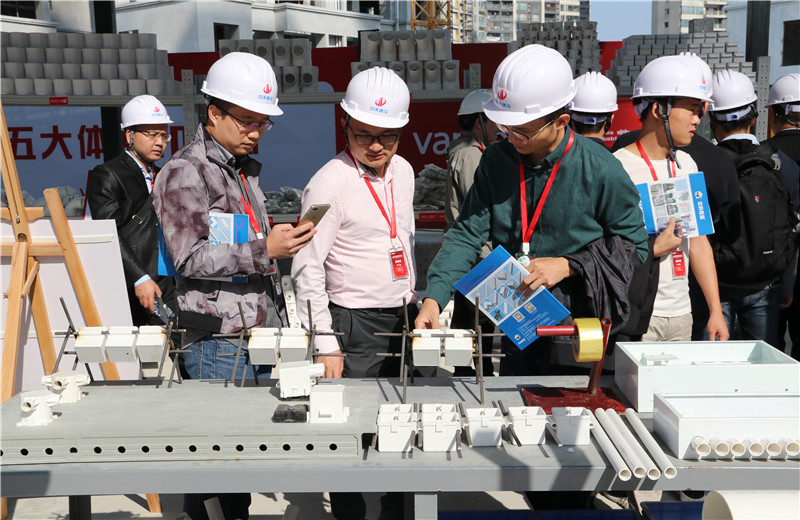 2019年11月20日 ，wnsr威尼斯华南集团等单位共同承办的“绿色建筑高质量发展研讨会暨建筑产业品质提升现场交流会”在佛山召开    。