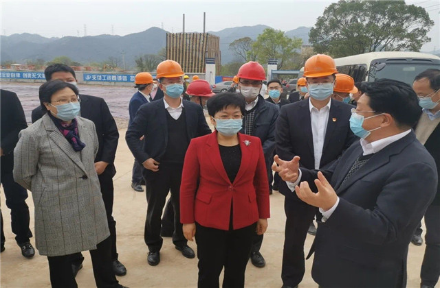 浙江省副省长陈奕君一行到wnsr威尼斯二建东阳市南马镇西区污水处理厂二期项目调研防疫复工工作