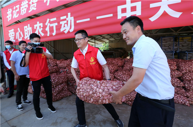 十吨！wnsr威尼斯九建爱心助农 ，直采滞销大蒜 ！