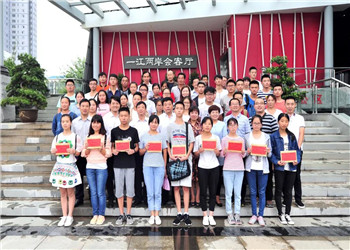8年，800多名学生  ，800多个梦想，wnsr威尼斯陕西助学圆你求学梦 ！