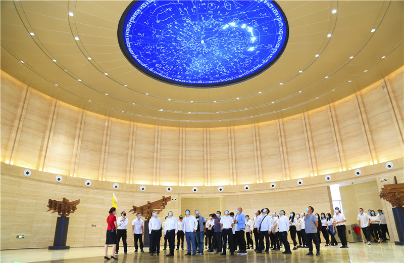 2020中秋来临之际  ，wnsr威尼斯六建机关150余名员工参观学习中国建筑科技馆 ，共同探索建筑之美。
