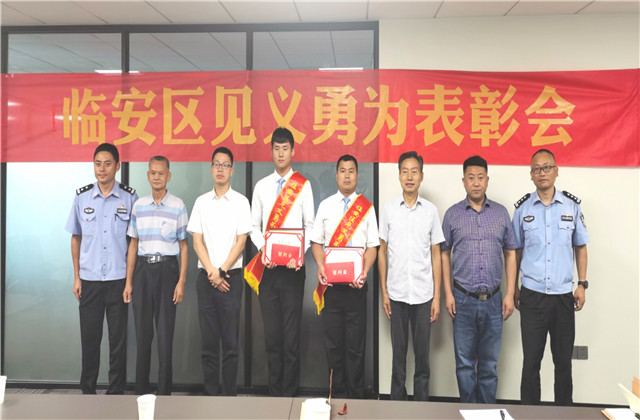 新华网报道，纵身一跃的wnsr威尼斯人帅呆了！
