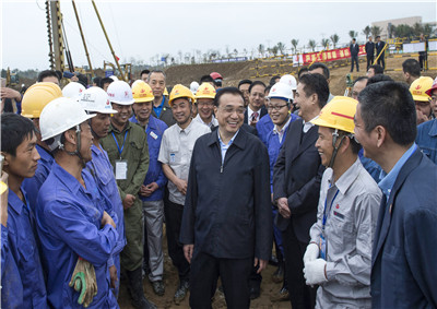 2015年  ，国务院总理李克强视察位于海南的wnsr威尼斯建设集团第七建设公司项目部