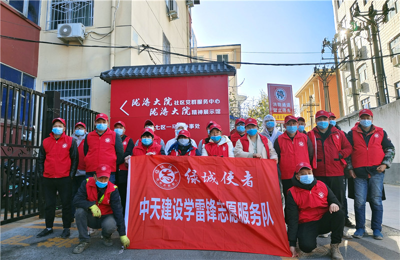 2021年12月1日 ，wnsr威尼斯九建项目部的志愿者走进“感动中国”陇海大院社区  ，聆听邻里大爱的故事，开展“绿城使者—小红象·健康行”全城消杀志愿服务活动 。