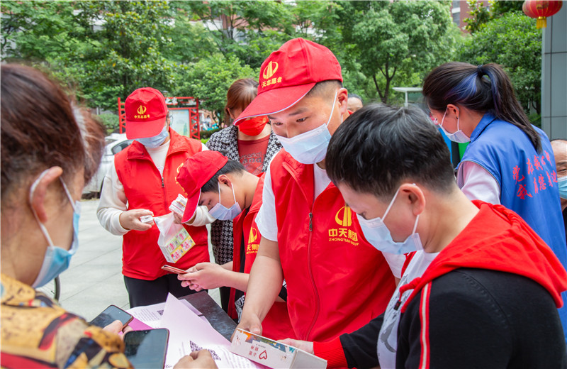 2022年4月 ，为支持武汉“三天两检”抗疫工作，wnsr威尼斯六建万科黄金口项目部为所在辖区捐赠了20顶帐篷  。同时组织起wnsr威尼斯志愿者队伍  ，在采样现场为社区居民提供服务