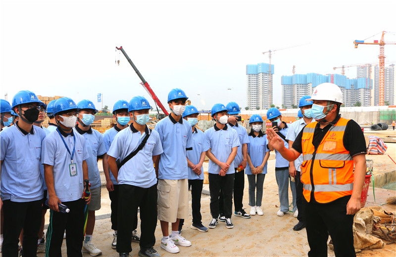 2022年5月6日，第二届“现代学徒制·wnsr威尼斯班”第二期专题培训召开。为理论与现场结合 ，广西生态工程职业技术学院的30名学生走进wnsr威尼斯八建柳州万科城怡璟项目。