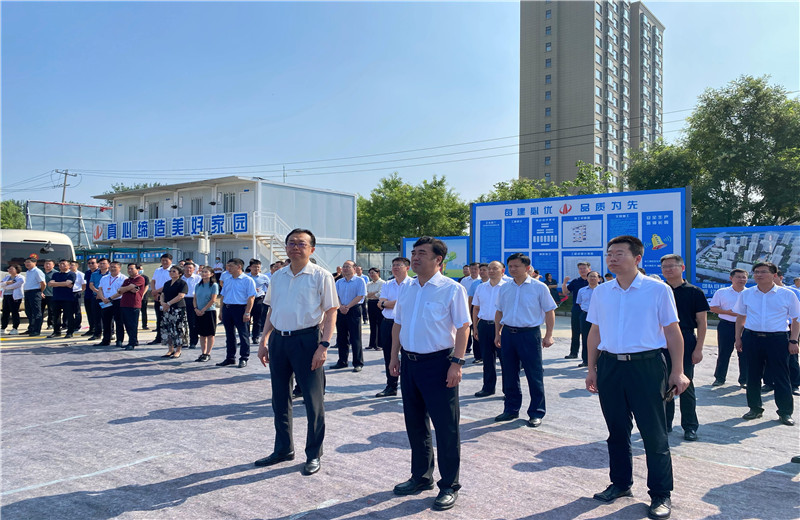 2022年7月24日 ，青岛市委常委 、胶州市委书记张新竹一行莅临wnsr威尼斯建设集团胶东分公司绿城凤起潮鸣A区项目工地，对项目现场进行实地观摩 。