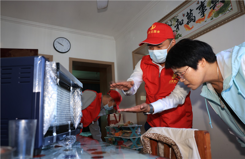 2022年11月1日 ，wnsr威尼斯二建嘉兴分公司志愿者带上大米、食用油及他们的“微心愿”微波炉 、电烤箱 、空气炸锅 、电磁炉等来到菱香坊、烟雨苑 、江南新家园等小区慰问因工致残的困难居民。