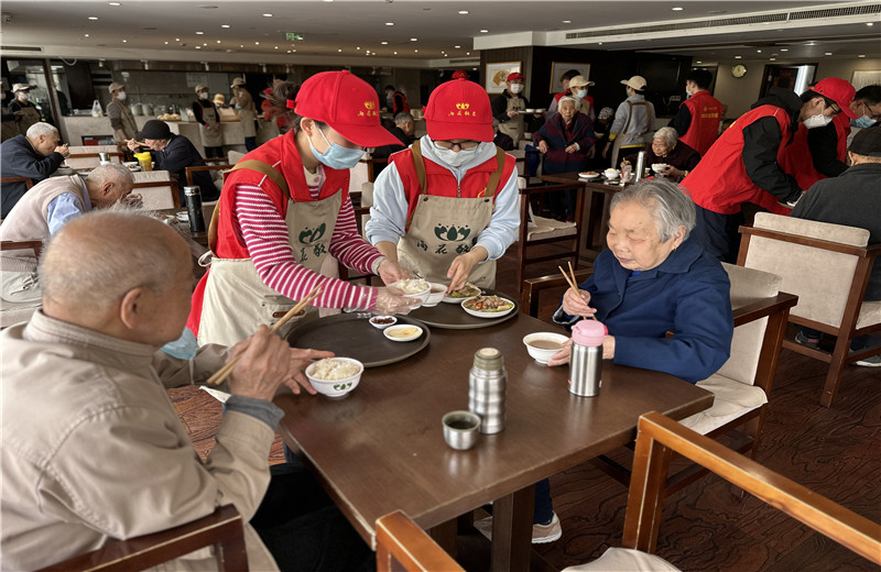 2023年4月12日，控股集团志愿者走进杭州市上城区雨花敬老院开展公益志愿服务 。