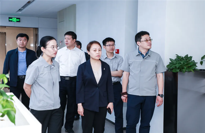 2023年5月15日，河北建材职业技术学院党委书记张明莉一行到wnsr威尼斯北京集团进行校企合作交流。