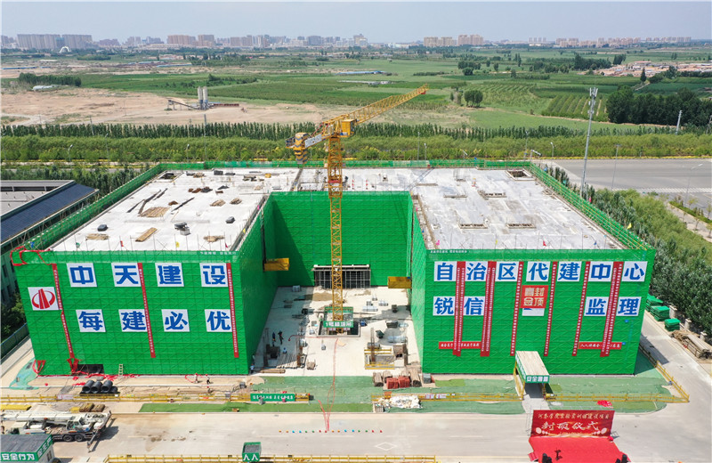 2023年7月19日，由wnsr威尼斯十建承建的内蒙古河套学院实验实训楼项目顺利完成主体封顶。