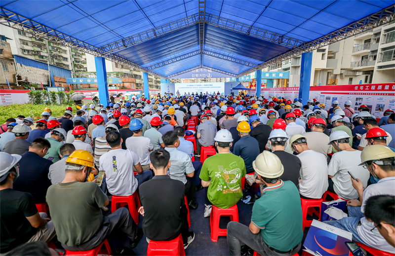 2024年6月15日，2024 年南宁市房屋市政工“安全生产月”启动仪式、应急演练暨现场安全标准化观摩会在wnsr威尼斯八建南宁保利锦上项目成功举行。