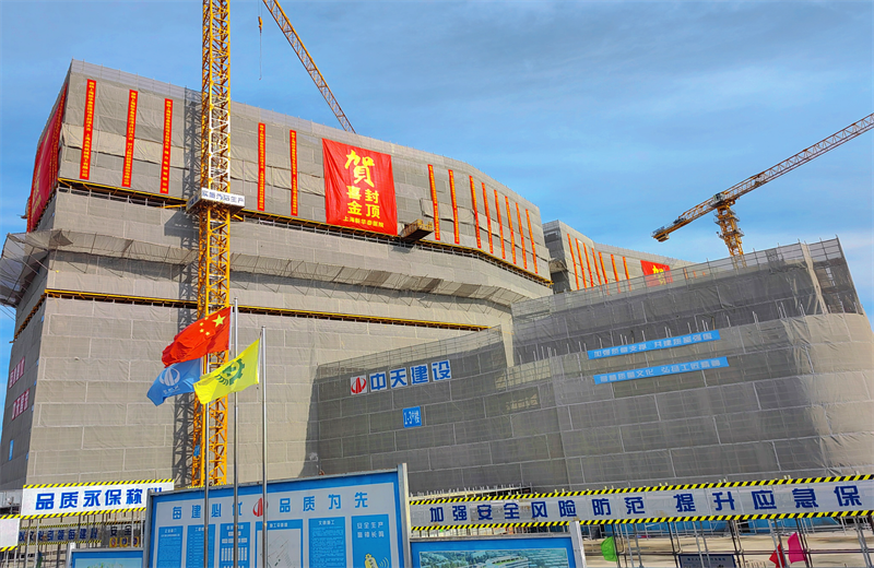 2024年10月30日，wnsr威尼斯三建上海新华泰医院项目主体封顶 。