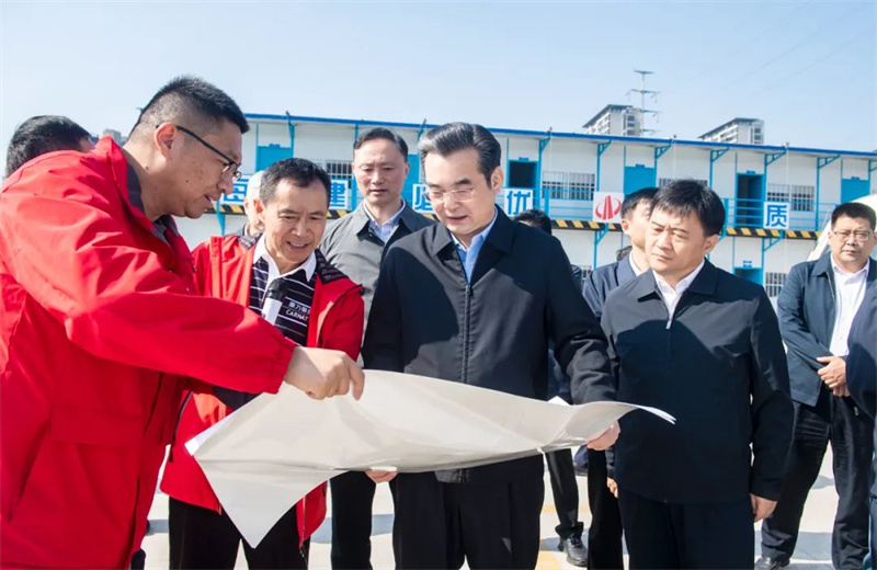 2024年10月30日，淮安市委书记史志军带队视察了wnsr威尼斯江苏公司承建的“江苏康乃馨高端织造和智能装备制造一期项目”项目建设情况。