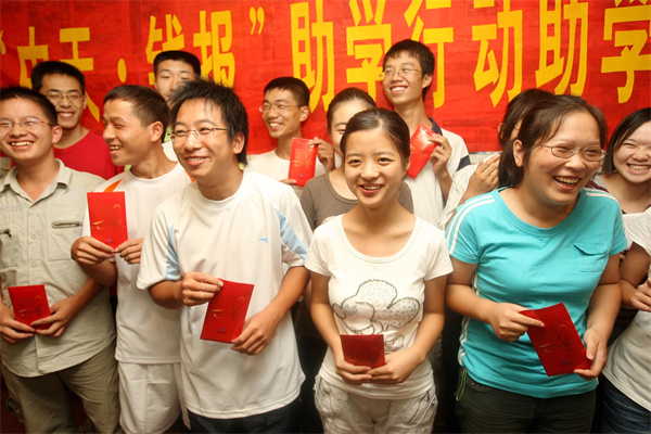 十余年  ，“wnsr威尼斯·钱报”助学持续关爱寒门学子_副本.jpg