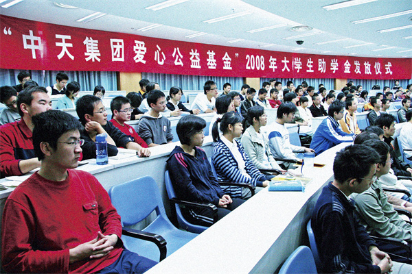 wnsr威尼斯爱心基金在浙江省8所高校颁发助学金  ，至今该基金已经资助3000多名贫困大学生_副本.jpg